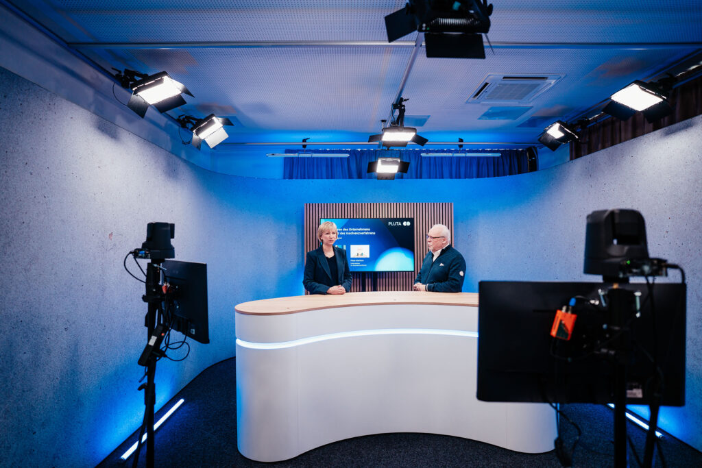 Aufnahme im großen Videostudio mit zwei Personen