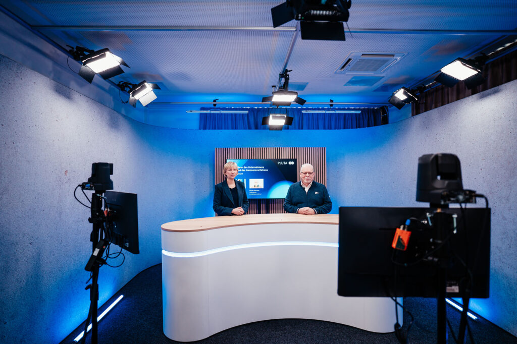 Aufnahme im großen Videostudio mit zwei Personen