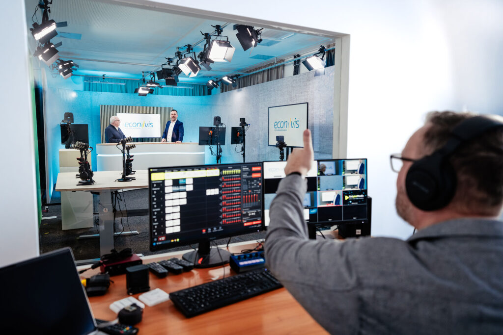Producer zeigt aus dem Videoschnitt einen Daumen hoch