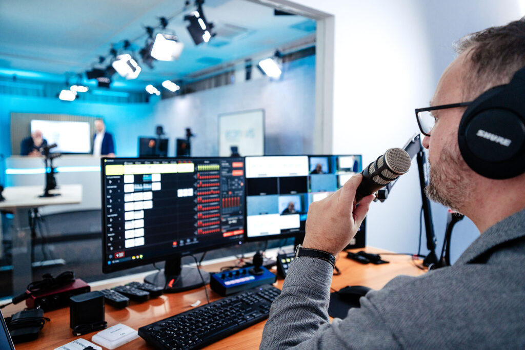 Producer gibt Anweisungen aus dem Videoschnitt