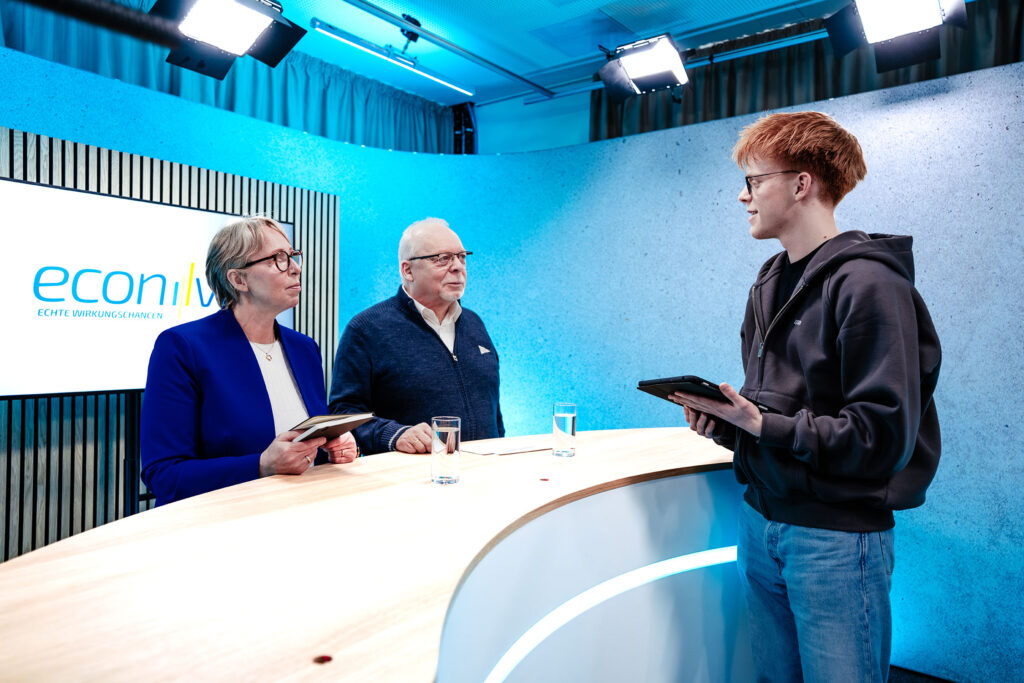 Gesprächssituation unter ECON VIS Mitarbeitenden im großen Videostudio