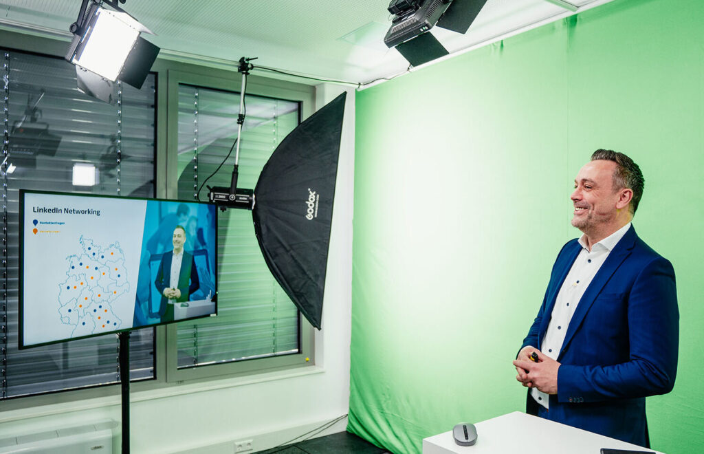 Thomas Grimm während eine Präsentation im kleinen Studio vor Greenscreen