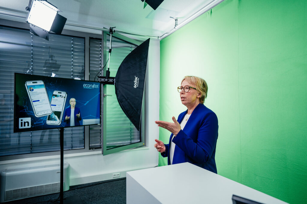 Mitarbeiterin während einer Aufnahme im kleinen Studio Havel