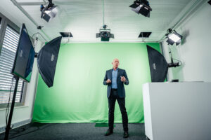 Aufnahme im kleinen Videostudio vor einem Greenscreen