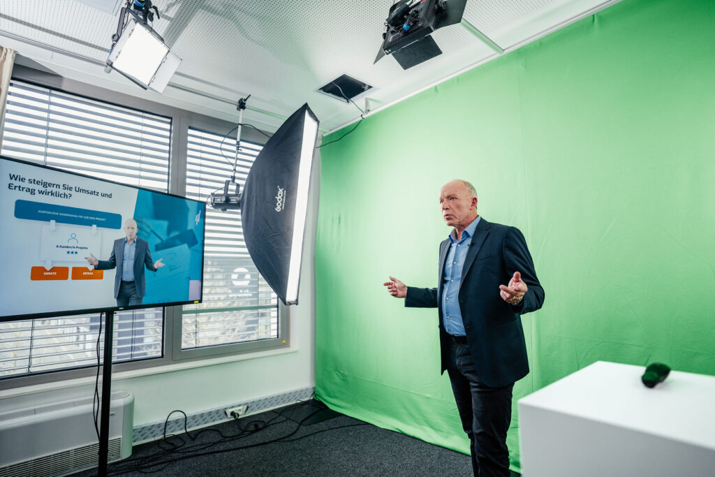 Aufnahme im kleinen Videostudio vor einem Greenscreen