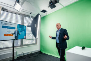Aufnahme im kleinen Videostudio vor einem Greenscreen