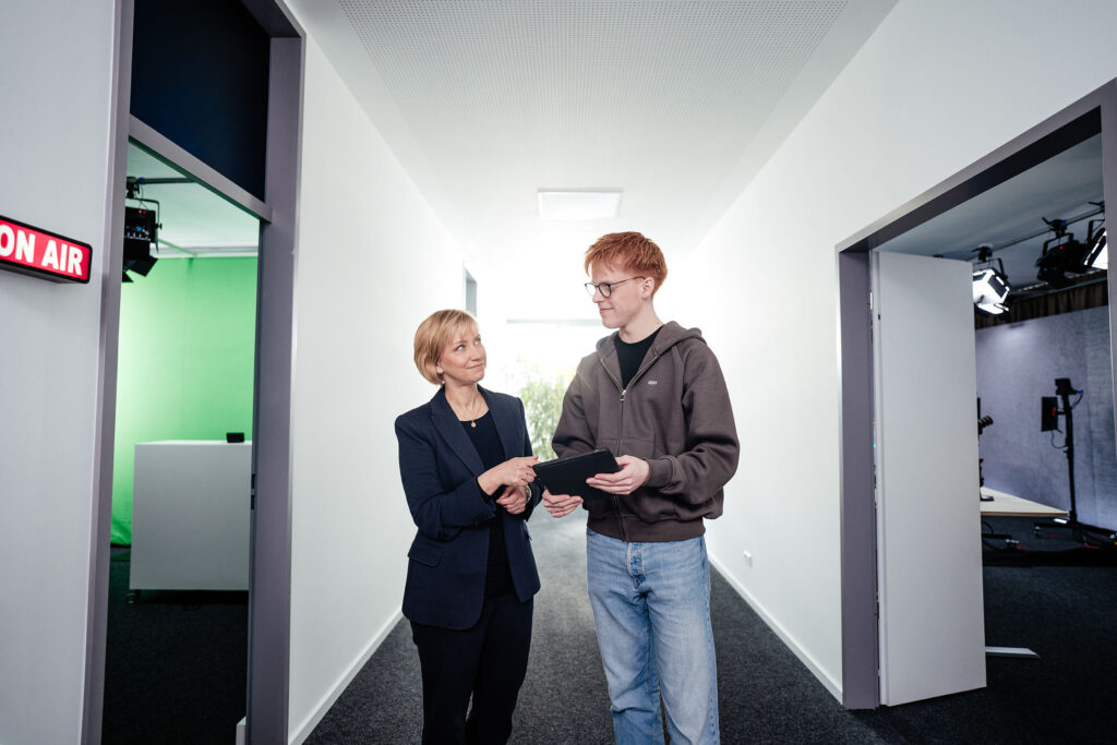 zwei Mitarbeiter im Gespräch